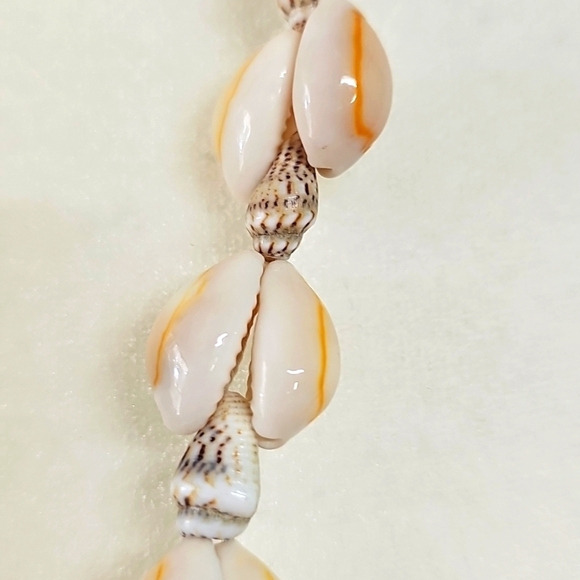Vtg Puka Shell Cream Beaded Necklace - Picture 3 of 4